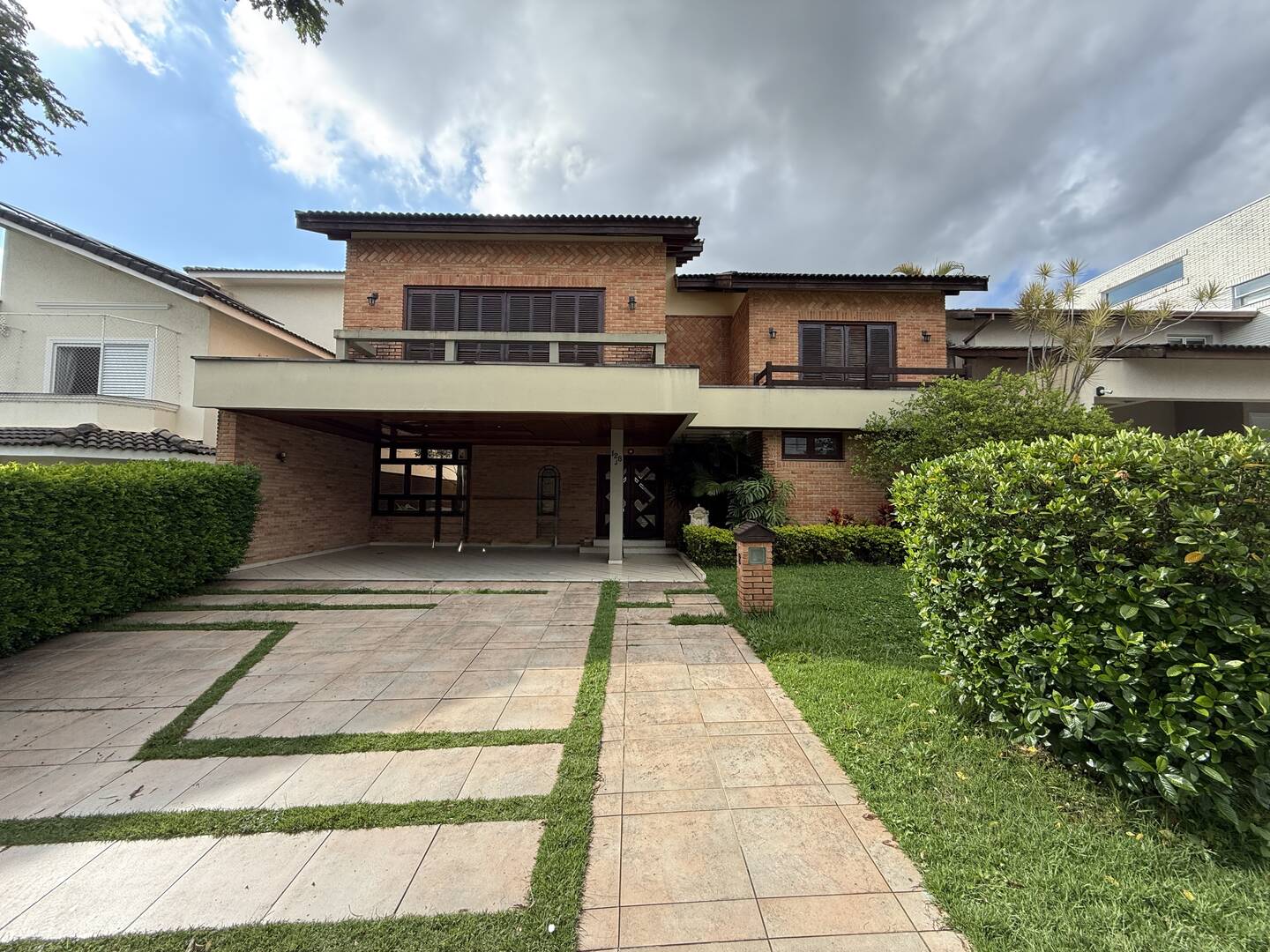 Casa com 4 Dormitórios e área de lazer completa com sauna em Alphaville SP