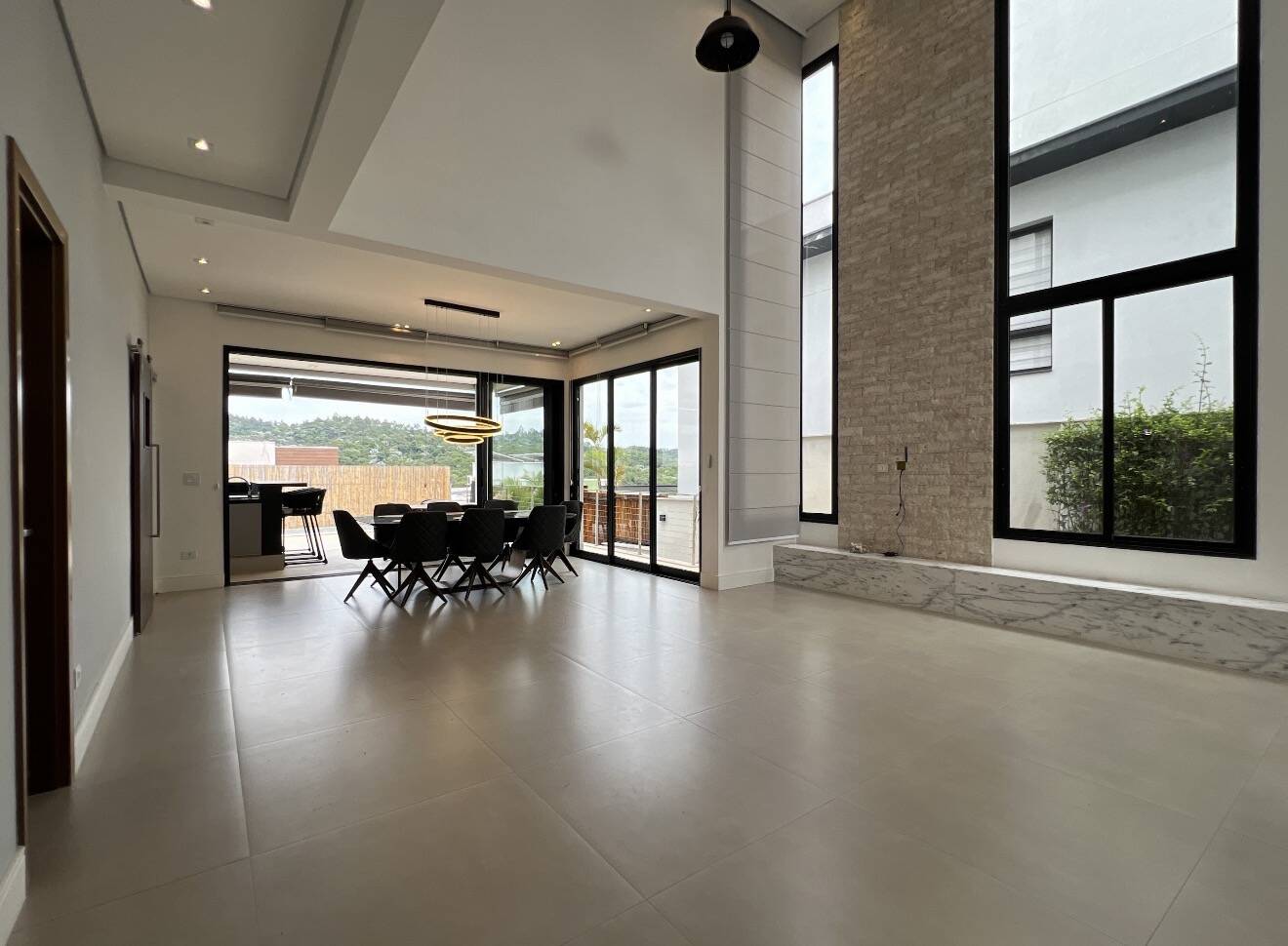 Casa com 4 suítes  condomínio com club Itahye Alphaville SP