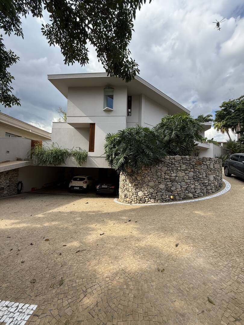 Casa incrível com área de lazer cinematográfica com 5 suítes Alphaville SP