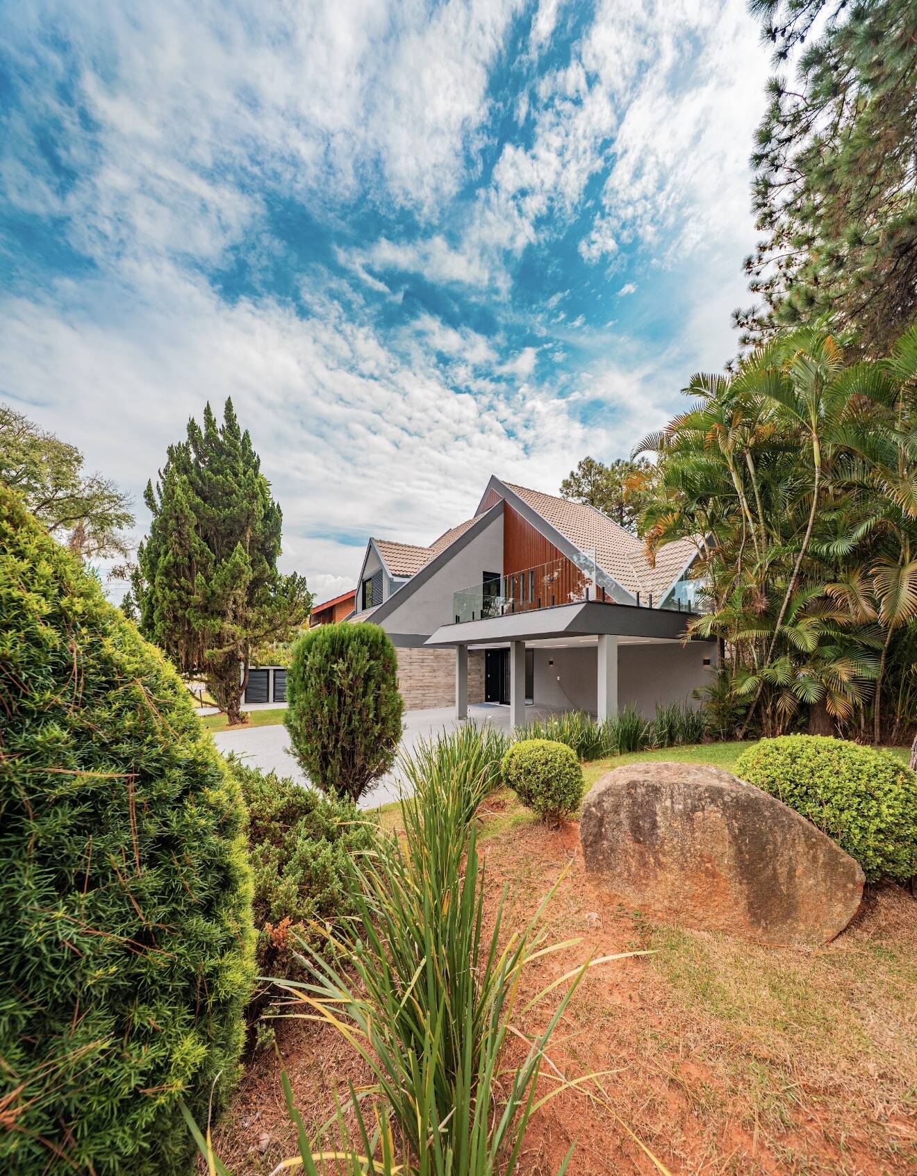 Casa com 4 suítes de esquina com muito verde em Alphaville SP